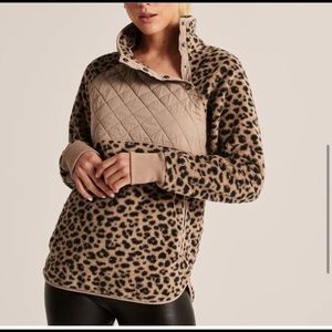 A&F Asymmetrical Snap-Up Fleece Leopard M